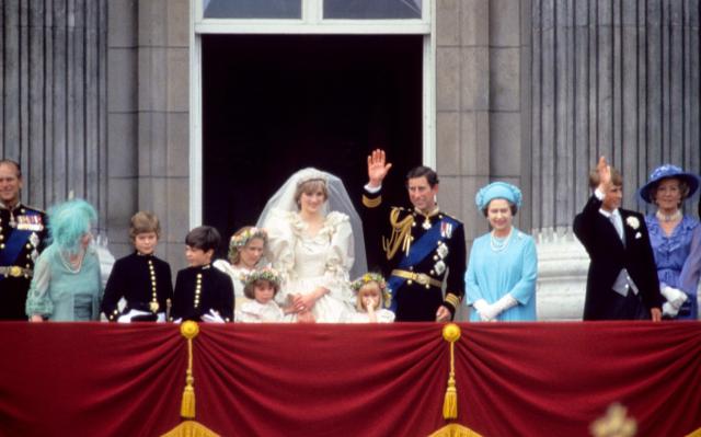 Princess Diana stands on the balcony on her wedding day as Prince Charles waves to the crowd and other family members look on | © Anwar Hussein / Alamy Stock Photo