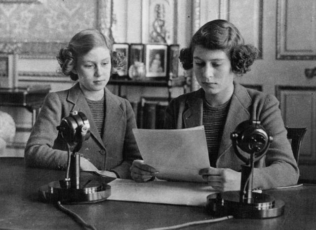 Princess Elizabeth and Princess Margaret at microphone on Princess Elizabeths first broadcast | © SuperStock / Alamy Stock Photo