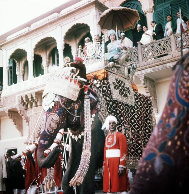 Queen Elizabeth 1961 Visits Katmandu Royal Elephant Ride in Nepal | © Trinity Mirror / Mirrorpix / Alamy Stock Photo