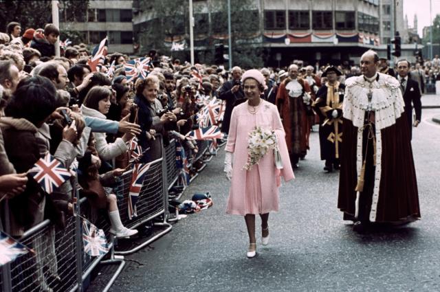 Queen Elizabeth II and Lord Mayor of London during Silver Jubilee Walkabout, 1977 | © GRANGER / Alamy Stock Photo