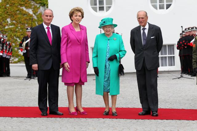Queen Elizabeth II and Prince Philip, Duke of Edinburgh are greeted by Irish President Mary McAleese | © Peter Muhly / Alamy Stock Photo