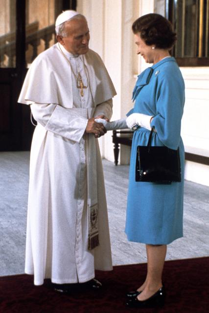 Queen Elizabeth II bids farewell to Pope John Paul II at Buckingham Palace | © PA Images / Alamy Stock Photo