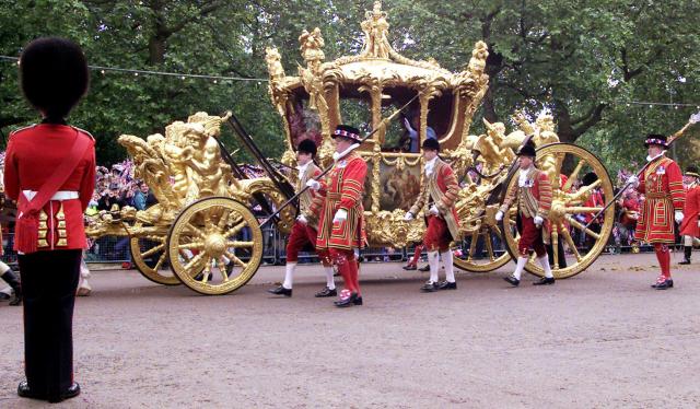 Queen Elizabeth II travels along The Mall in the gold Coronation Coach en route to St. Paul's Cathedral for the Golden Jubilee Service | © REUTERS / Alamy Stock Photo