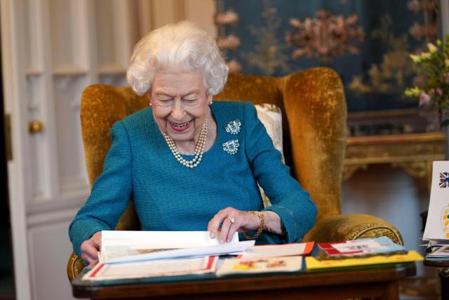 Queen Elizabeth II views a display of memorabilia from her Golden and Platinum Jubilees in the Oak Room at Windsor Castle | © PA Images / Alamy Stock Photo