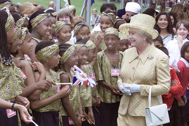 Queen Elizabeth with young people, Golden Jubilee | © PA Images / Alamy Stock Photo