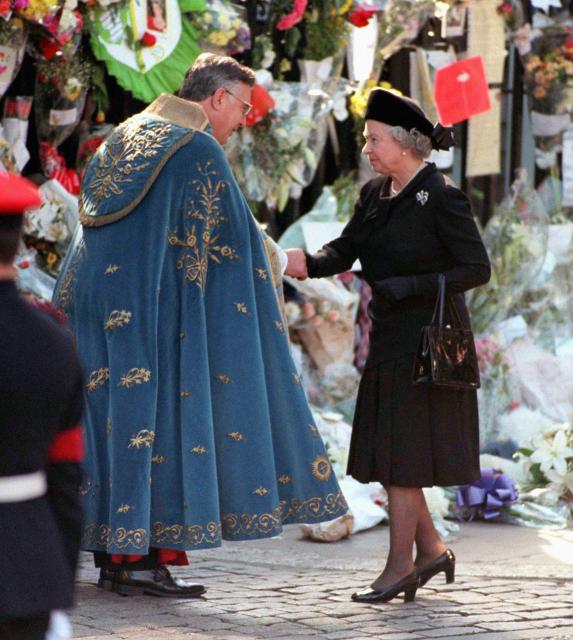 Queen arrives for the funeral of Diana | © PA Images / Alamy Stock Photo