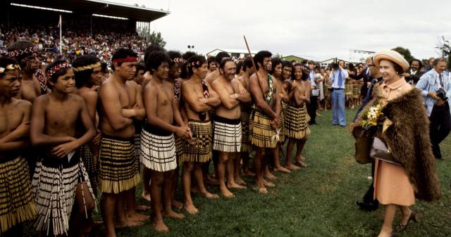 Queen Elizabeth during a walkabout in New Zealand | © PA Images / Alamy Stock Photo
