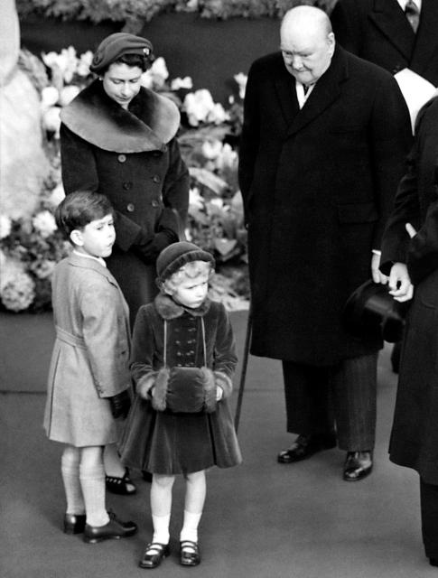 Queen Elizabeth II with Sir Winston Churchill, 1952 | © PA Images / Alamy Stock Photo