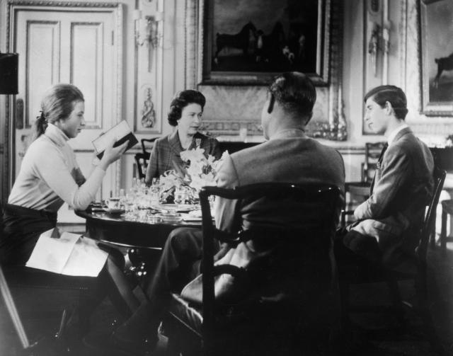 The Royal family lunches in Windsor Castle, 1969 | © The Print Collector / Alamy Stock Photo